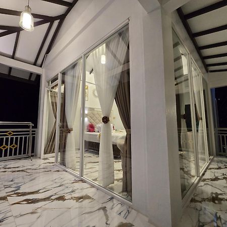 Hotel Thomas' Retreat Bukit Lawang Esterno foto