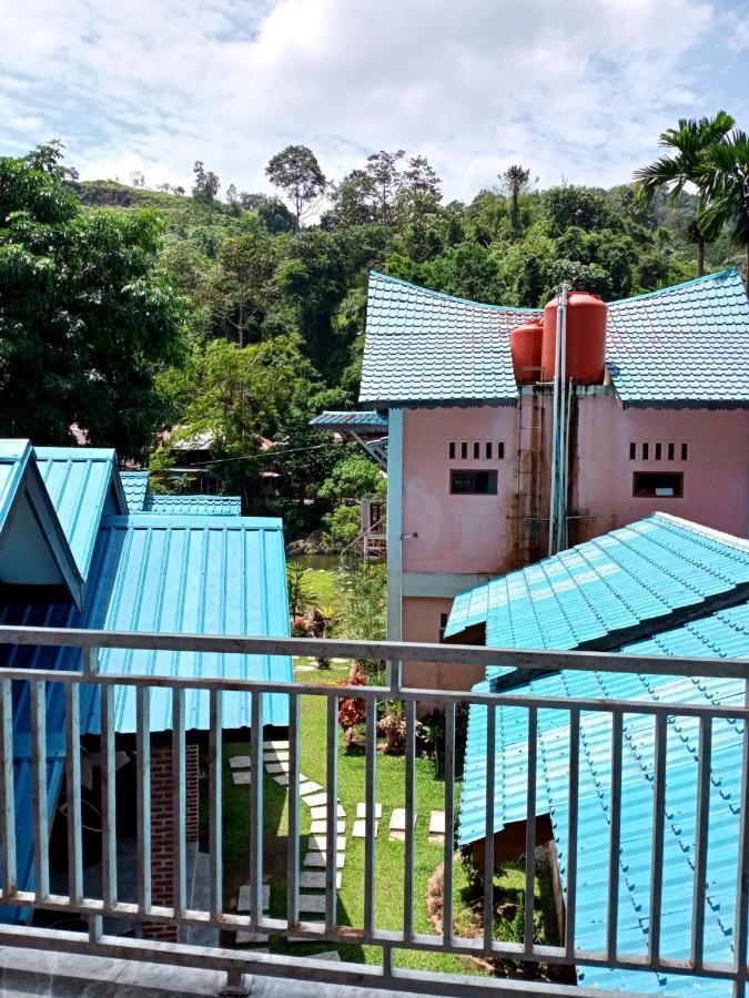 Hotel Thomas' Retreat Bukit Lawang Esterno foto