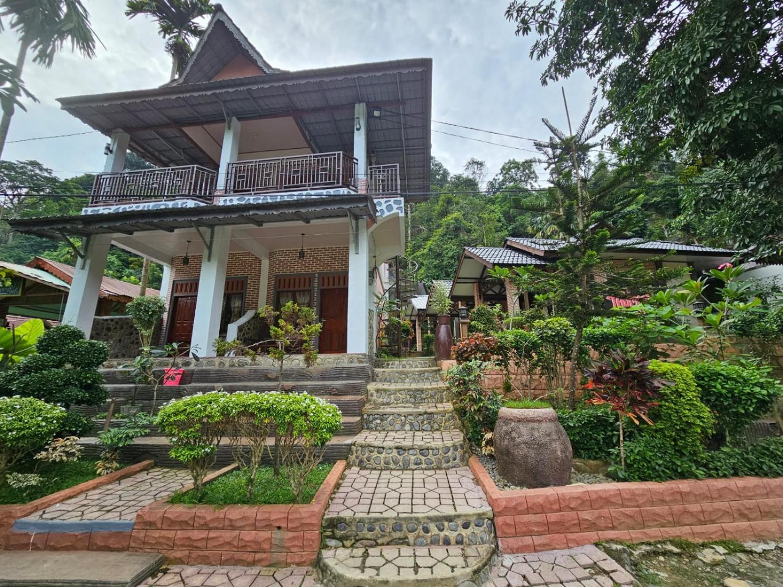 Hotel Thomas' Retreat Bukit Lawang Esterno foto
