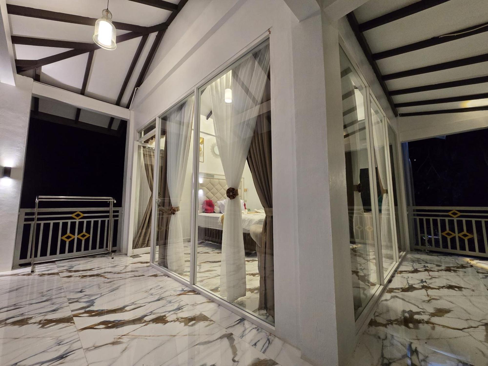 Hotel Thomas' Retreat Bukit Lawang Esterno foto